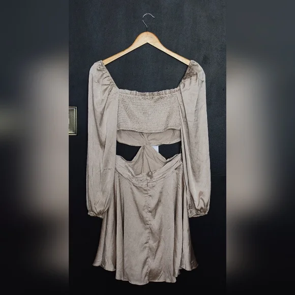 NWT ASTR The Label Anamaria Cut Out Dress Champagne Pink Satin Size M - Picture 9 of 13